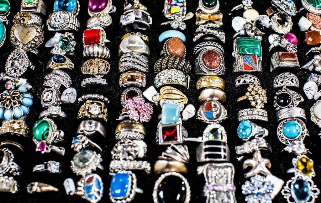看待可持续和道德的珠宝就像看待可持续的时尚:极其复杂。bob直播app官方下载我们如何从煤中分出钻石?图片来源:Charisse Kenion Unsplash #ethicaljewelry #sustainablejewelry