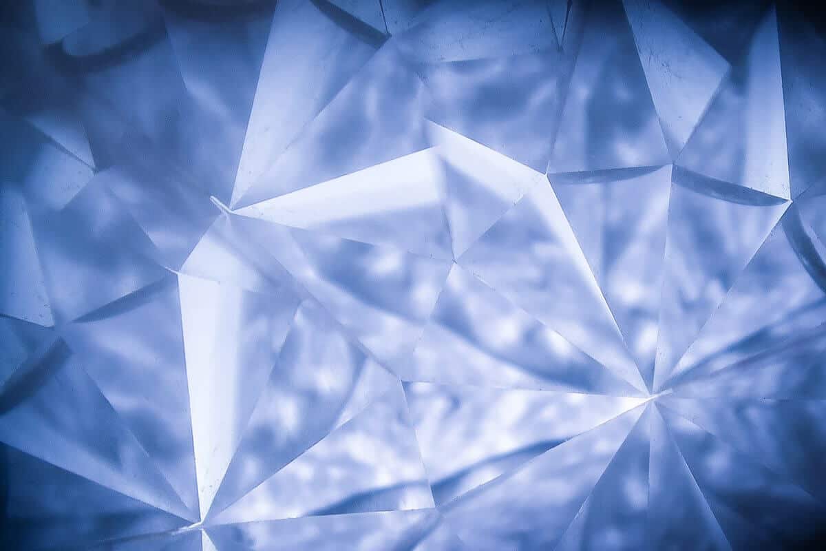 以道德和可持续珠宝的名义，我们将揭示一种道德钻石的替代品。图片由Daniele Levis Pelusi在Unsplash #道德珠宝#人造钻石上拍摄