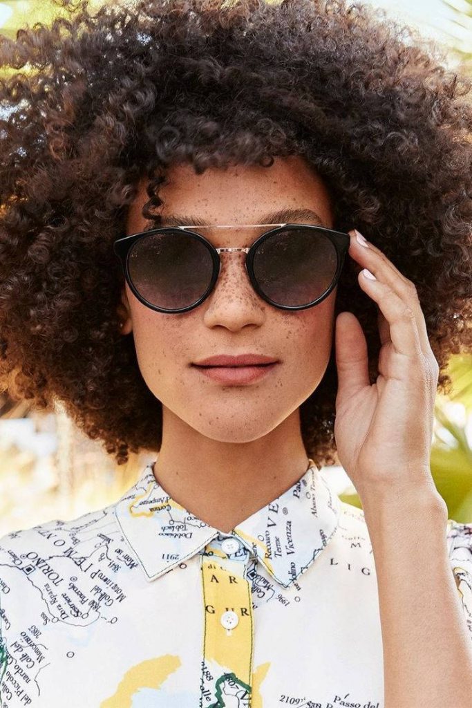 夏天意味着漫长而明亮的白天，这也意味着使用可持续太阳镜的绝佳机会....图片来源:Warby Parker #环保无眼镜#可持续无眼镜#可持续丛林