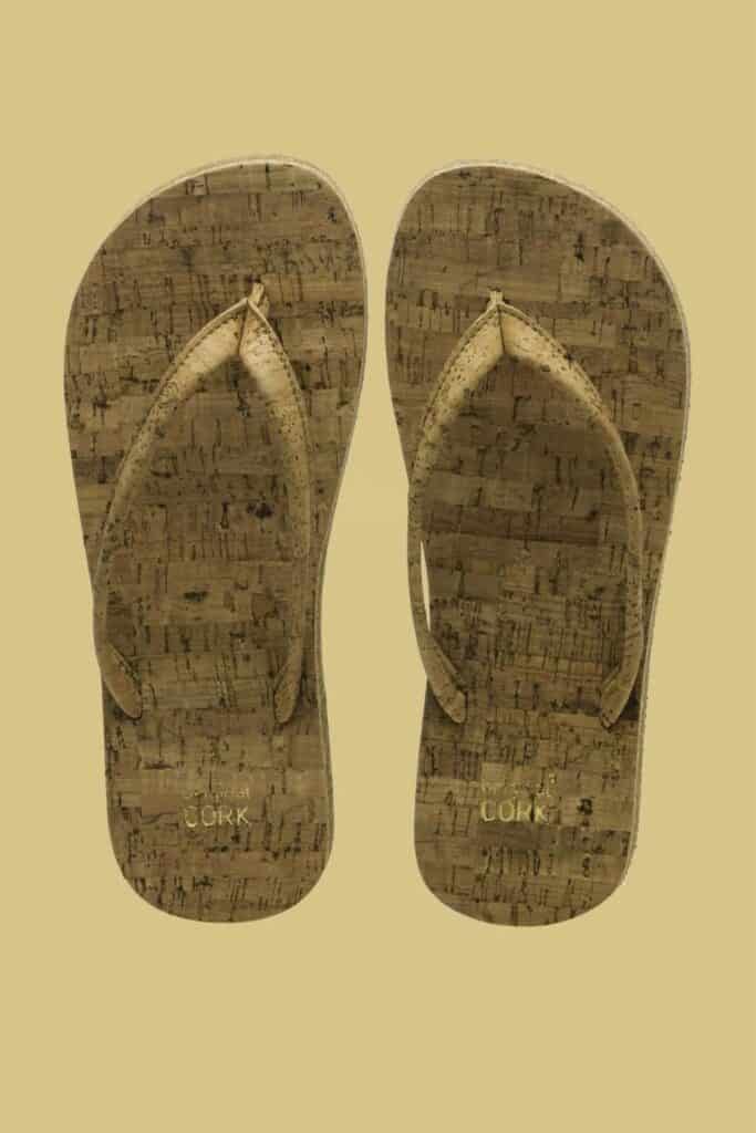 可持续的生活意味着一步一个脚印地走。但在一个传统鞋履完全不存在的世界里，你可能会想，哪些是有道德的鞋履品牌?图片来源:Original Cork Shop #道德鞋品牌#可持续鞋品牌#可持续丛林