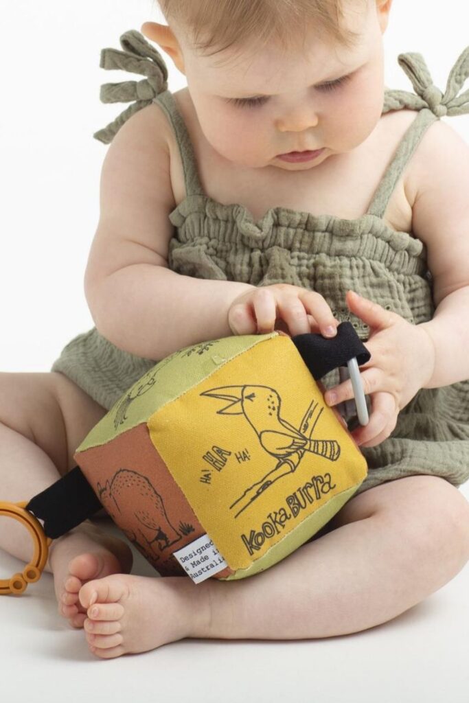 我们已经探讨了养育零浪费宝宝意味着什么，但是零大惊小怪的宝宝呢?bob游戏安卓官方版下载你知道的，一个婴儿快乐地玩着他们新的无毒有机婴儿玩具。图片来自芬奇和福克#有机婴儿玩具#美国制造#最佳有机婴儿玩具#无毒婴儿玩具#最佳无毒婴儿玩具