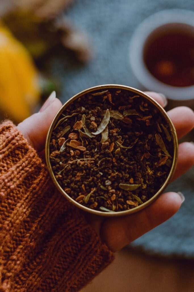 发酵是任何食品保存工具带中的一个很好的工具，这就是为什么我们很高兴分享我们的“厨房残渣康普茶”，以及如何用这些残渣给康普茶调味。蒂娜·威瑟斯彭在Unsplash上拍摄的照片#如何调味康普茶#如何用水果调味康普茶#如何调味自制康普茶#可持续丛林