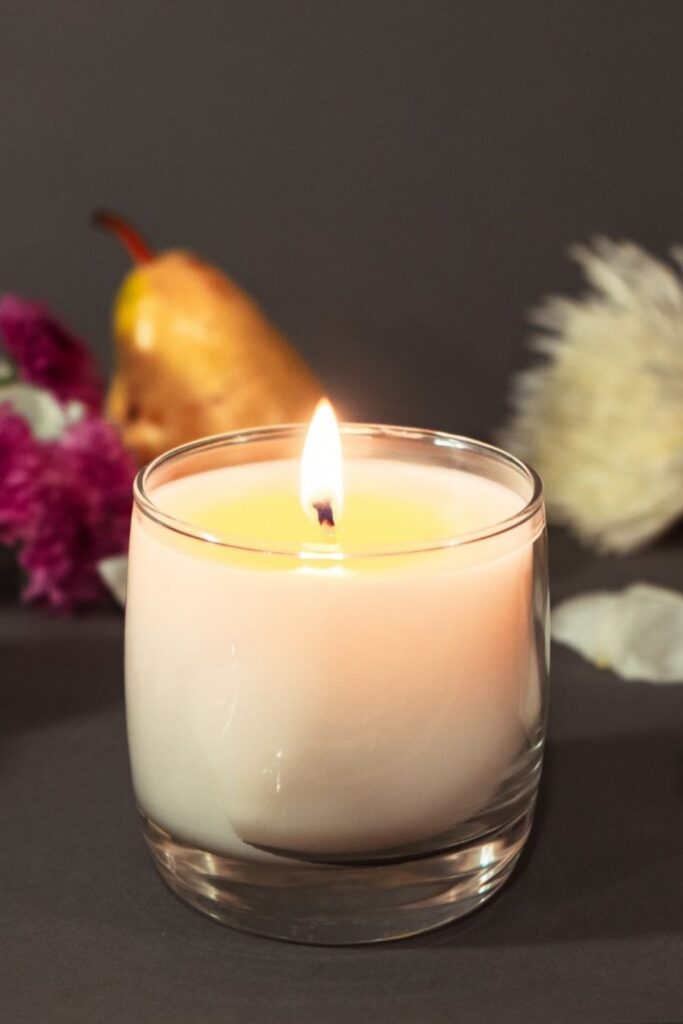 因为它可以照亮一个空间，或者通过气味来传递——而且这一切都不需要动物，所以今天，我们专门讨论素食蜡烛!图片来源:Sanari Candle #素食蜡烛#可持续丛林