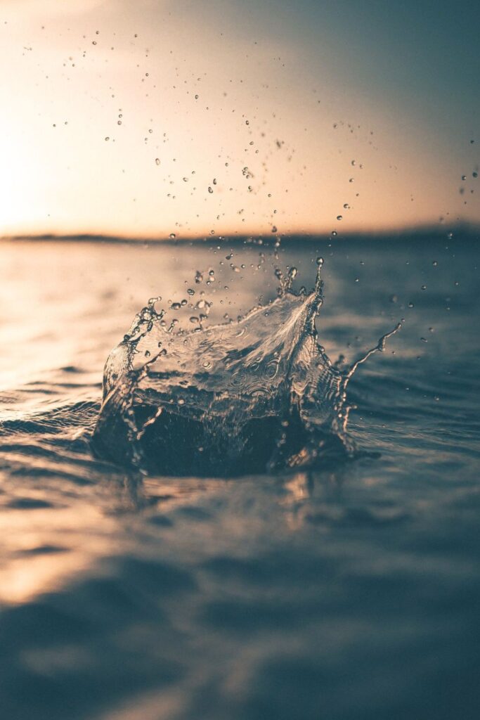 你每天都在使用它，但是你的水与世界上那些拥有最干净的水的国家相比如何?图片来自Alex Perez via Unsplash #世界上最干净的水#世界上最好的水#世界上最好的饮用水#世界上最好的自来水#谁拥有世界上最干净的水