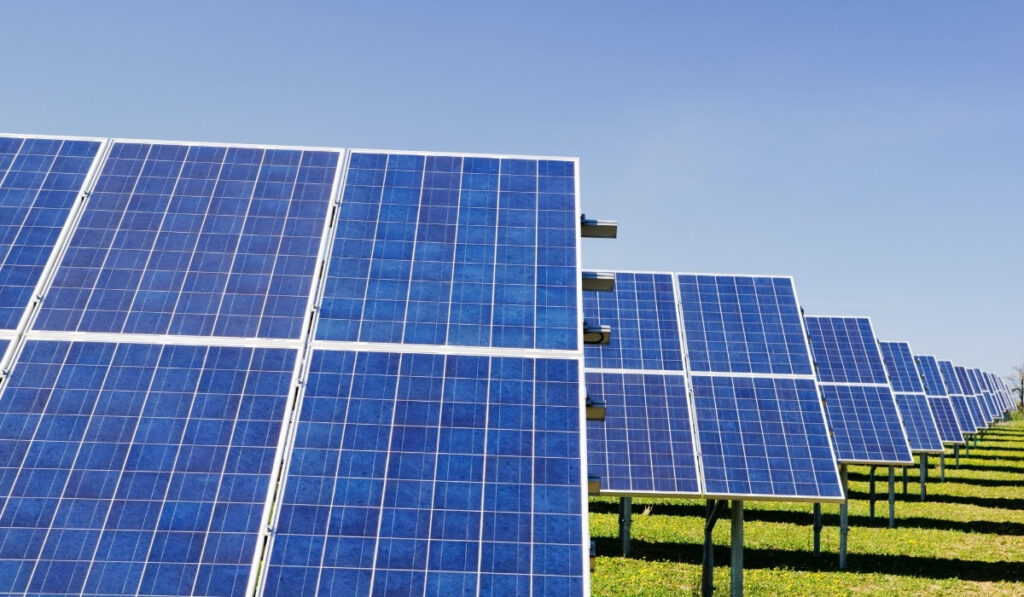 太阳能电池板是可持续的吗?从表面上看，它们似乎是完美的清洁能源解决方案。但再挖深一点，水(呃…天空?)图片来自Zbynek Burival via Unsplash #太阳能电池板是可持续的#为什么太阳能电池板是可持续的#为什么太阳能电池板不是可持续的#太阳能电池板是环境友好的#太阳能电池板是多么环保的#太阳能电池板是第二友好的#可持续的丛林