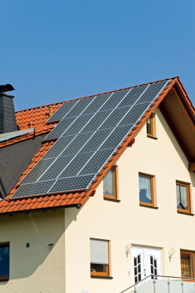 太阳能电池板是可持续的吗?从表面上看，它们似乎是完美的清洁能源解决方案。但再挖深一点，水(呃…天空?)图片来自elxeneize via Canva Pro #太阳能电池板是可持续的#为什么太阳能电池板是可持续的#为什么太阳能电池板不是可持续的#太阳能电池板是环境友好的#太阳能电池板是多么环保的#太阳能电池板是第二友好的#可持续的丛林