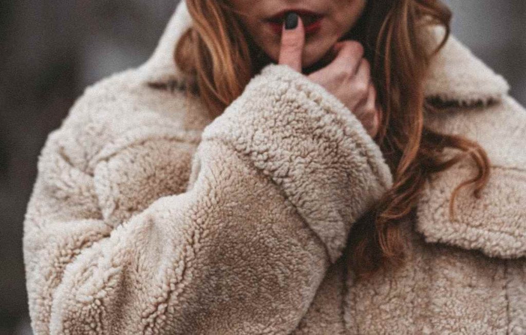 在世界上的一些地方，我们开始为冬天保暖，这可能会让我们想知道一件事——什么是羊毛?图片由Eugene Chystiakov在Unsplash #可持续时尚#whatisfleece上拍bob直播app官方下载摄