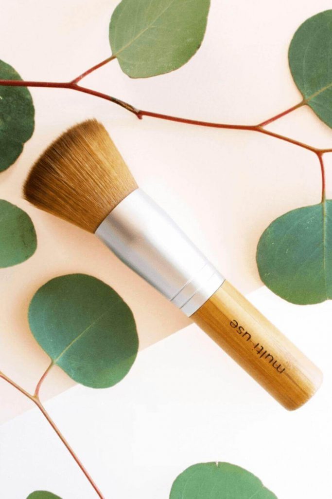 We’ve sought out the best cruelty free vegan makeup brushes to give you the tools (literally) to make your ENTIRE makeup routine absent the animals. Image by Elate Cosmetics #veganmakeupbrushes #sustainablejungle
