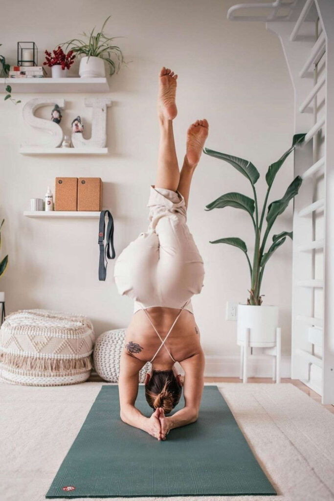 Why should sustainability stand in the way of your mid-morning vinyasa flow? It shouldn’t! So, here's the best eco friendly yoga mats. Image by Manduka #ecofriendlyyogamats #sustainableyogamats #sustainablejungle
