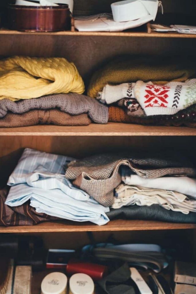 需要清理衣橱吗?厌倦了破旧的衣柜?在某种程度上，我们面临着如何处理旧衣服的问题。图片来源:安妮·斯普拉特Unsplash #what tododowitholdclothes #sustainablejungle