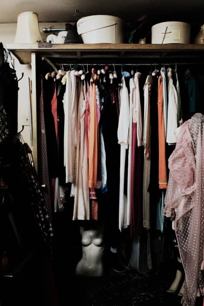 需要清理衣橱吗?厌倦了破旧的衣柜?在某种程度上，我们面临着如何处理旧衣服的问题。图片由埃德里安娜·伦纳德在Unsplash #whattodowitholdclothes #sustainablejungle