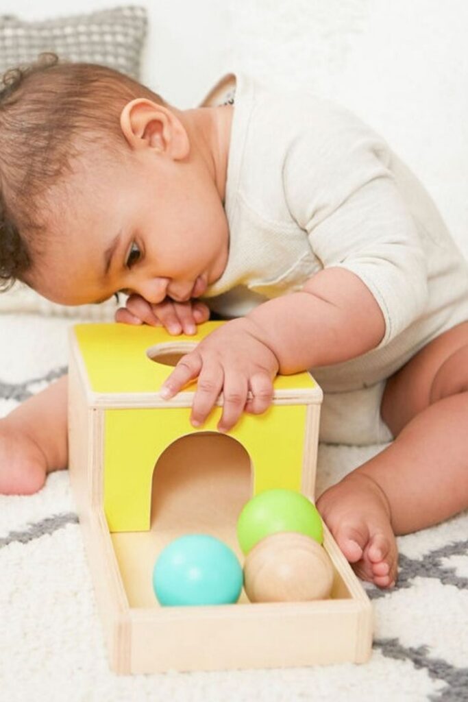 我们已经探讨了养育零浪费宝宝意味着什么，但是零大惊小怪的宝宝呢?bob游戏安卓官方版下载你知道的，一个婴儿快乐地玩着他们新的无毒有机婴儿玩具。图片来源:Lovevery #有机婴儿玩具#美国制造#最佳有机婴儿玩具#无毒婴儿玩具#最佳无毒婴儿玩具