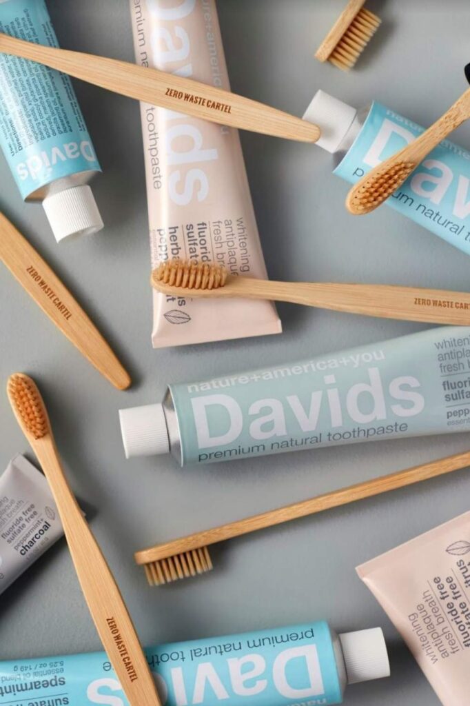 牙膏可能是最常用的身体护理产品，这就是为什么它是我们审查可持续，残忍的免费牙膏替代品的原因......图像由David的天然牙膏#cueltyfreetoothpaste #vegantoothpannungle