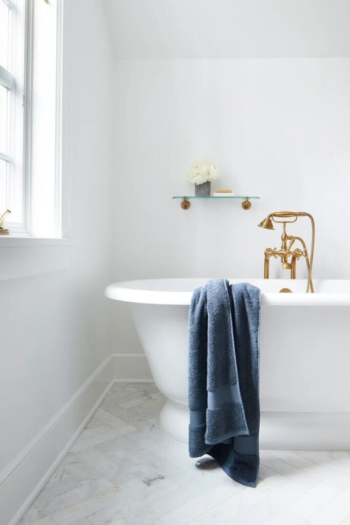 We’re taking shower performances to the next level with organic towels and linens from the most sustainable bathroom brands. Image by Boll & Branch #organictowels #organiccottontowels #organiccottonbathtowels #bestorganictowels #sustainablejungle