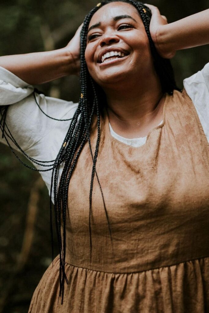 As much as we love linen, we love it even more when users of linen make sure it returns the love to all bodies, big and small. Plus size linen clothing is our focus here! Image by Pyne & Smith #plussizelinenclothing #sustainablejungle
