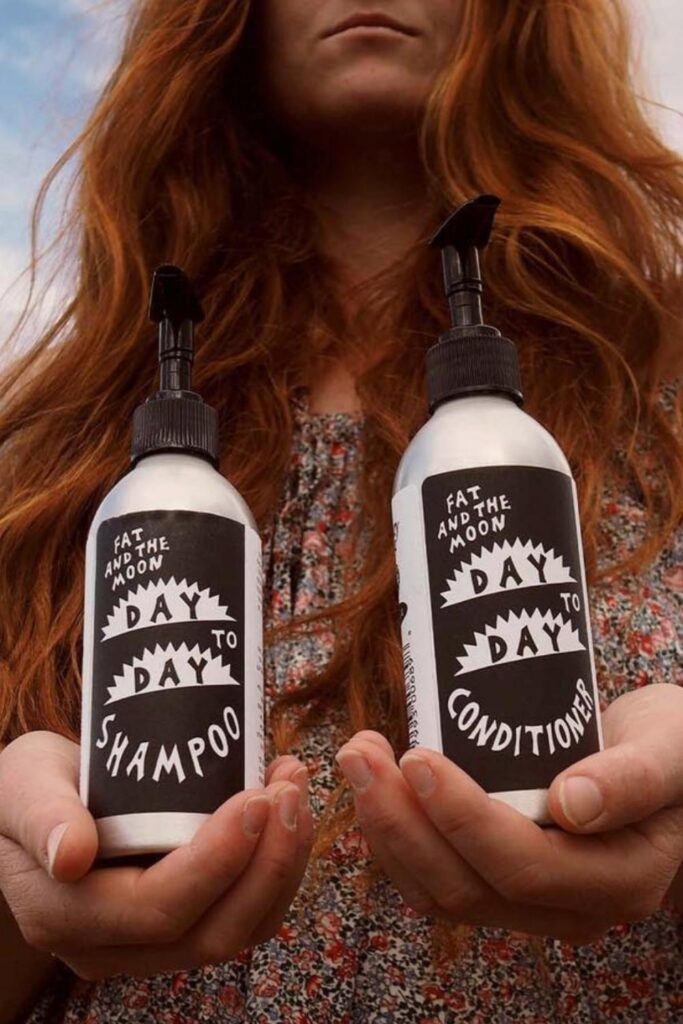 Petrochemicals and water go together like… well… oil and water! Our self-care routines deserve better. So here's our list of the best natural shampoo from organic brands... Image by Fat and the Moon #bestnaturalshampoo #bestnaturalorganicshampoo #bestnaturalshampooandconditioner #bestorganicshampoo #bestorganicshampooandconditioner #naturalorganicshampoo #sustainablejungle