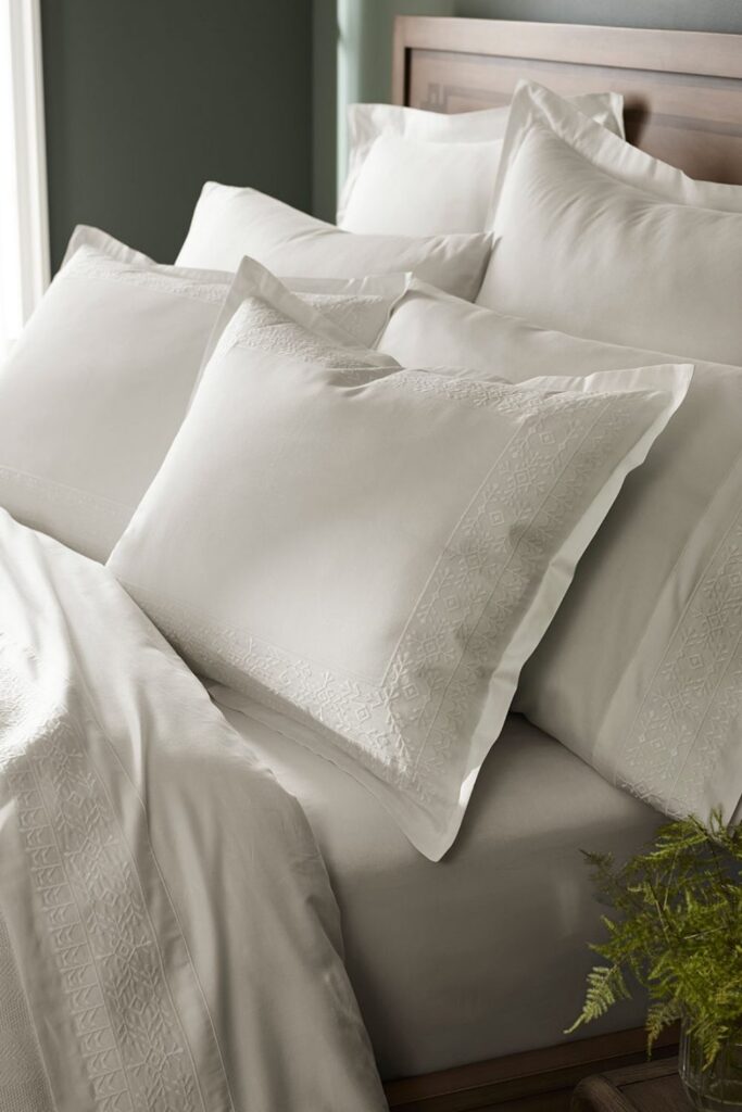 你不需要开始一场枕头大战，选择有机枕头来给自己最好的可持续睡眠……图片来源:Boll & Branch #有机枕头#最佳有机枕头#天然有机枕头#有机latexillows #有机羽绒枕头