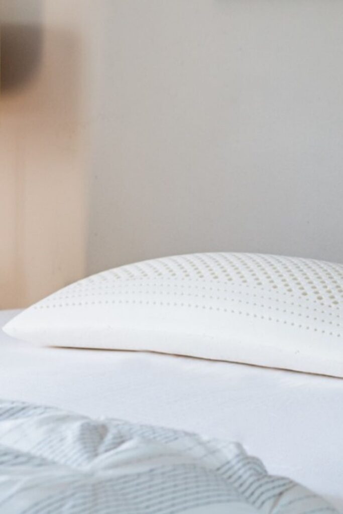 你不需要开始一场枕头大战，选择有机枕头来给自己最好的可持续睡眠……图片来源:PureTree #有机枕头#最佳有机枕头#天然有机枕头#有机latexillows #有机羽绒枕头
