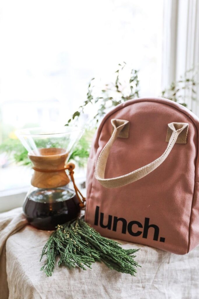 午餐服务!我们收集了一些我们能找到的最好的环保午餐袋和盒子，并把它们放在一个整洁的小盘子里，专门为您提供。图片来自Fluf # ecoofriendlylunchbags # ecoofriendlylunchboxes #sustainablejungle