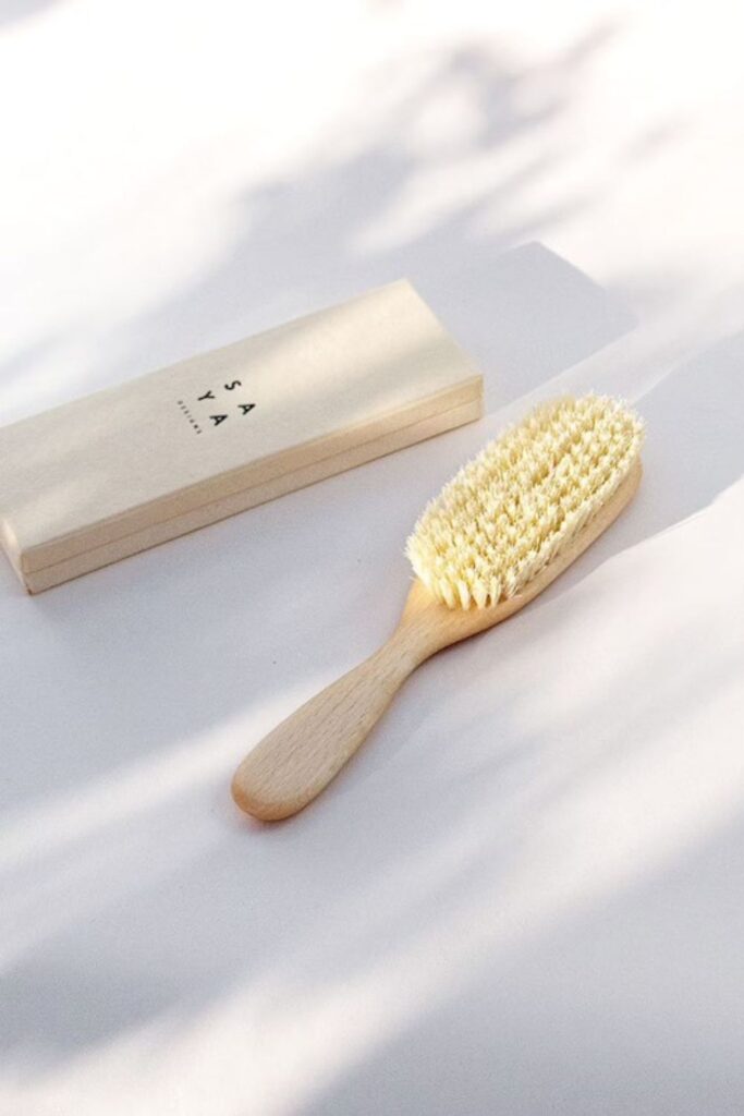 Planet aside, our hair deserves better than plastic hair brushes that damage hair follicles and do a poor job of spreading natural oils. Eco friendly hair brushes to the rescue! Image by Saya Designs #ecofriendlyhairbrushes #sustainablehairbrushes #sustainablejungle