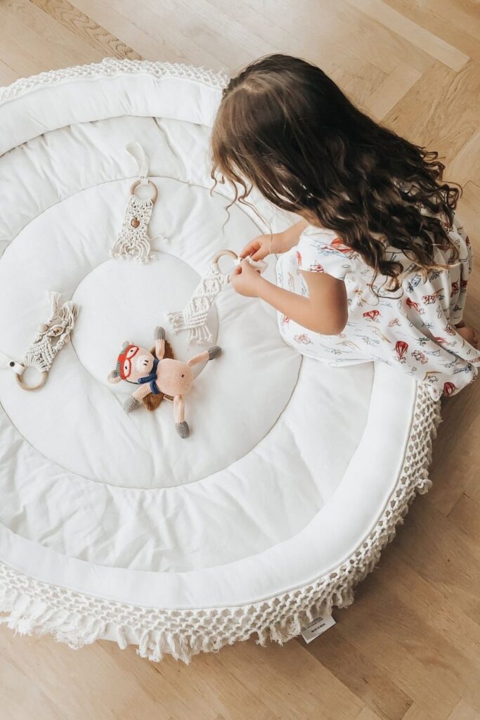 As a new parent you’ll quickly discover the value of eco friendly and organic play mats. Aside from staging the cutest baby photos, they provide a clean surface for feeling, discovering, and development. Image by Finn + Emma #organicplaymats #ecofriendlyplaymats #nontoxiplaymats
