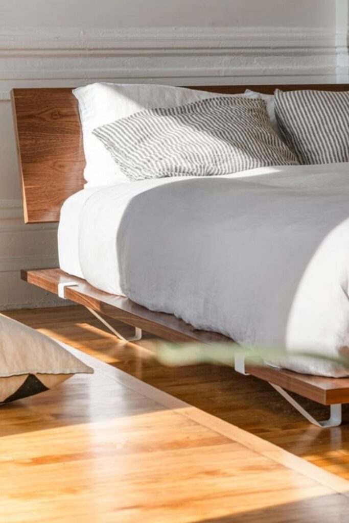 用环保无毒的床架把你的烦恼(和你自己)放到床上。图片来自Floyd #无毒床架#生态友好床架#可持续床架