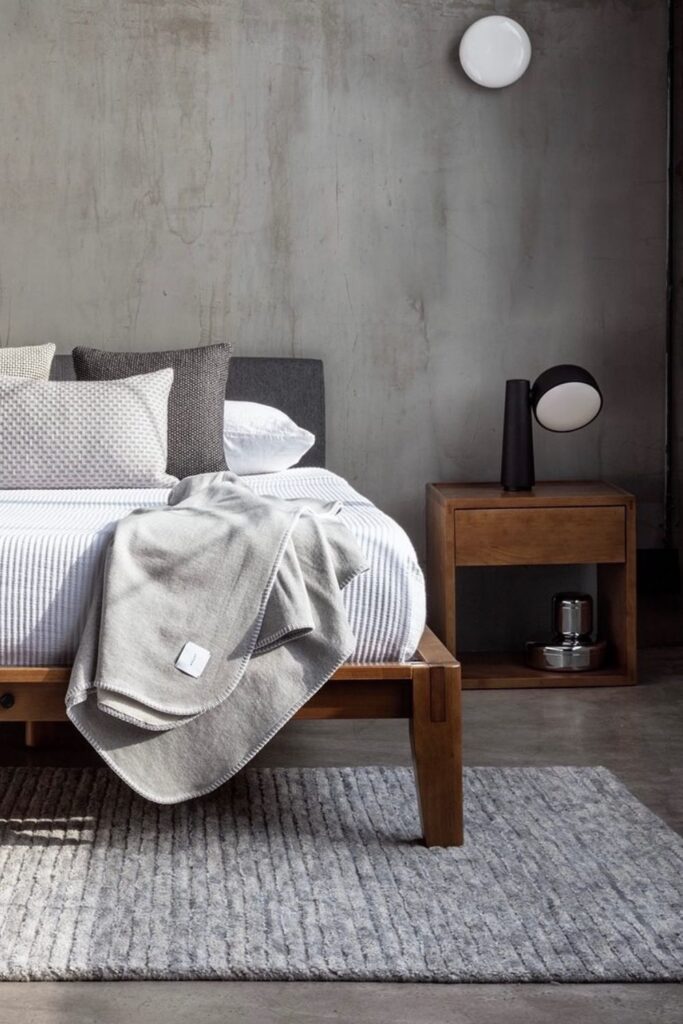 用环保无毒的床架把你的烦恼(和你自己)放到床上。图片来源:Thuma #无毒床架#生态友好床架#可持续床架