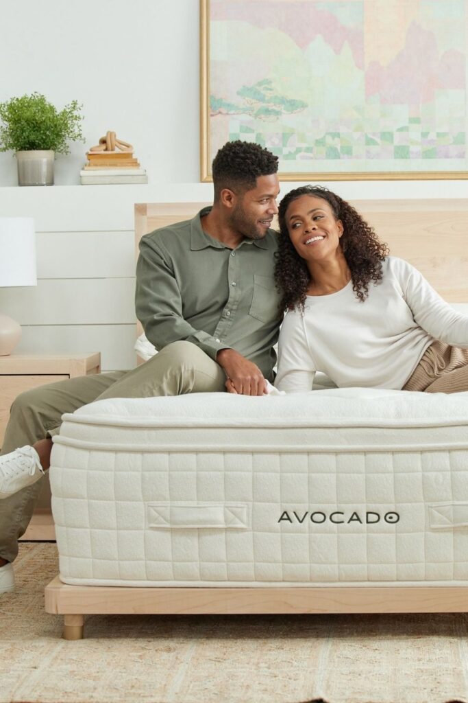 用环保无毒的床架把你的烦恼(和你自己)放到床上。图片来源:Avocado #无毒床架#环保床架#可持续床架
