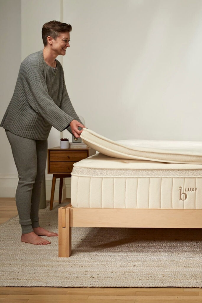 用环保无毒的床架把你的烦恼(和你自己)放到床上。图片来自Birch #无毒床架#生态友好床架#可持续床架