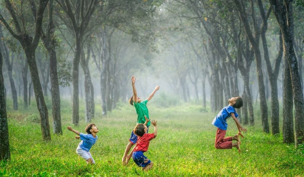 觉得你的孩子还太小，不能有所作为?再想想。儿童的可持续性体现并灌输了你的孩子……图片来源:Robert Collins via Unsplash #儿童的可持续性#儿童的可持续性活动#儿童的可持续性#儿童的可持续性项目#可持续丛林