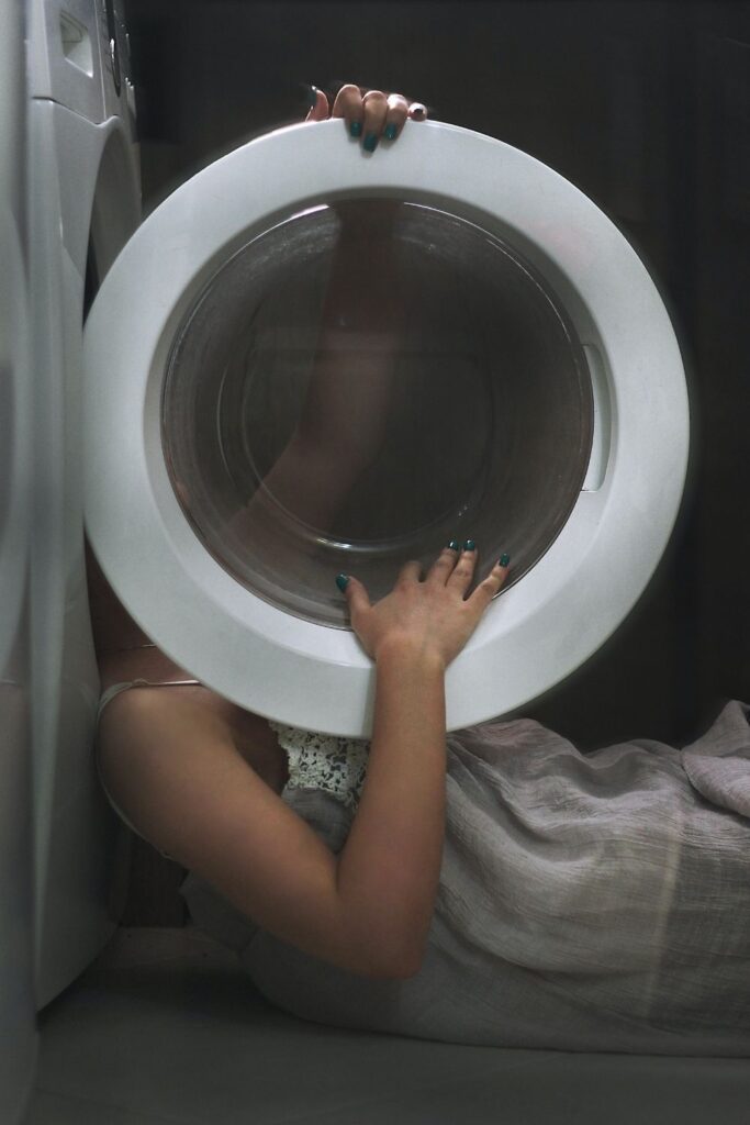 想知道如何洗布尿布而不把它弄脏吗?你并不孤单。这是父母们面临“一次性还是布质”纸尿裤两难选择的常见绊脚石。图片来自Mohsen Shenavari via Unsplash #如何洗尿布#如何洗尿布#可持续丛林