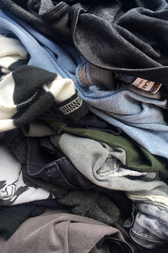 想知道去哪里回收旧衣服?好!更多的人应该这样做，因为目前全球只有1%的衣服被回收。图片来源:Alejo Reinoso via Unsplash #回收旧衣服#如何回收旧衣服#在哪里回收旧衣服#回收旧衣服#如何回收旧衣服#纺织品回收项目#在哪里回收旧衣服#可持续丛林