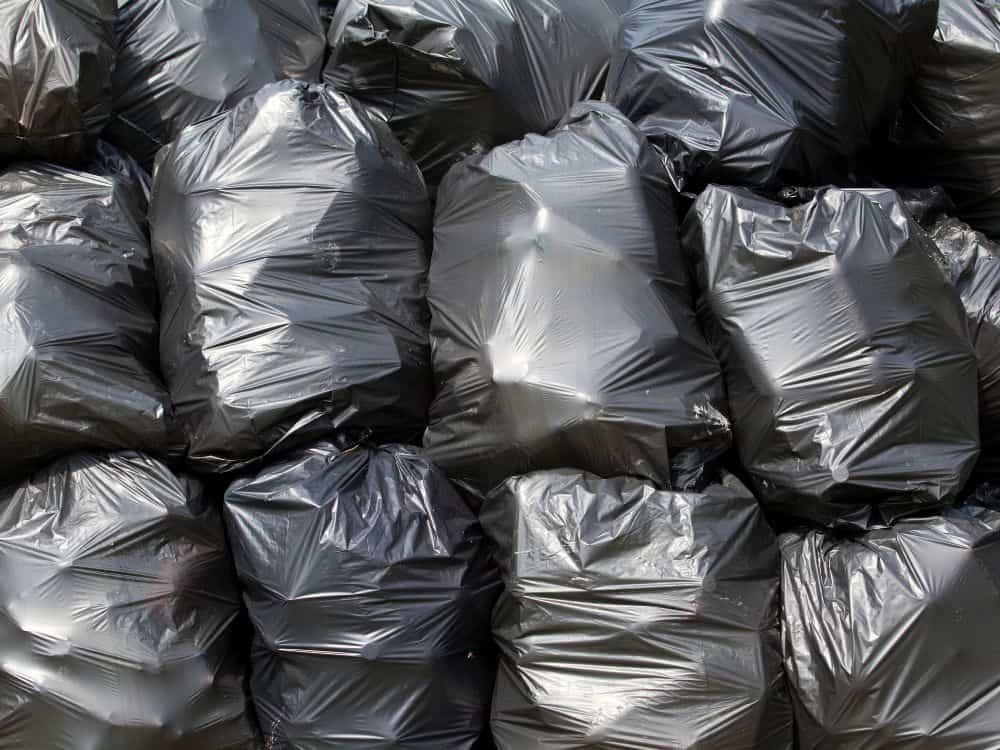 让我们谈谈垃圾:垃圾袋是可回收的吗?图片来自Getty Images on Canva Pro #垃圾袋可回收#垃圾袋可回收#塑料垃圾袋不可回收#塑料垃圾袋可回收#可持续丛林